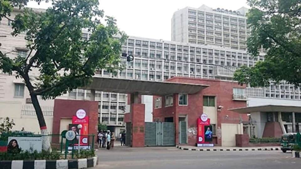 Single-use plastic is to be banned in Bangladesh. Bangladesh Secretariat in Dhaka, from October 2 From October 2, 2025, the use of single-use plastic (SUP) products will be completely banned in the Bangladesh Secretariat. The announcement was made by Cabinet Secretary Sheikh Abdur Rashid. August and September will be used as preparation time for government officials and employees before the ban takes effect. During this period, guidelines and instructions will be provided to reduce the use of plastic within the Secretariat. The announcement was made during a seminar organized by the Ministry of Environment, Forest and Climate Change. The seminar was titled: “Sustainable Plastic Use in the Secretariat: A Future for a Single-Use, Plastic-Free Environment.” Cabinet Secretary Sheikh Abdur Rashid spoke as the chief guest at the event. He stated that plastic pollution is a global issue, and Bangladesh must collaborate with the international community to tackle it. He highlighted the need for effective medical waste management, stressing that action must be taken now for our benefit and that of future generations. During her presidential remarks at the seminar, Environment Secretary Farhina Ahmed announced that the Ministry of Environment would swiftly create and implement an action plan to enforce the ban on single-use plastics in the Secretariat. The seminar also featured remarks from Finance Division Secretary Md Khairuzzaman Mozumder, Housing and Public Works Secretary Md. Nazrul Islam, and UNIDO Country Representative Zaki Uz Zaman. The keynote paper was presented by Fahmida Khanam, Additional Secretary (Environment) of the Ministry of Environment. The government has already identified 17 items as single-use plastics. This includes disposable plastic plates, cups, spoons, chocolate wrappers, plastic invitation cards, banners, thin plastic packaging, and plastic bottles with caps. Once the ban is in place, the Secretariat will be the first government office in the country to fully eliminate single-use plastics. This is regarded as a significant step toward environmental protection.